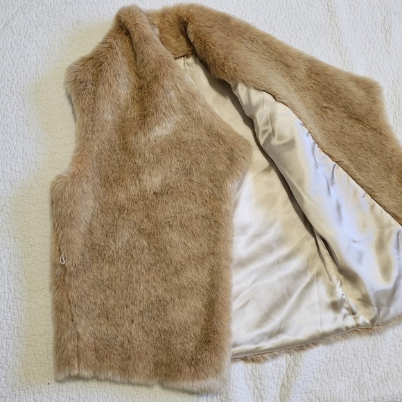 NWT Ann Taylor LOFT Faux Fur Vest - Picture 4 of 7